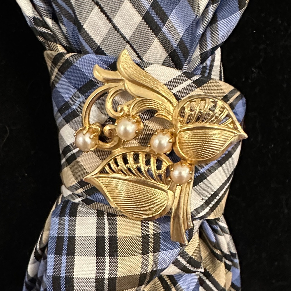 Stylish Plaid Tie with Gold Leaf Brooch necklace
